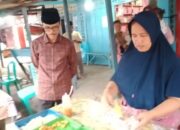 Masuk Pasar Usang Lubuak Alai, Bupati Limapuluh Kota Borong dan Bagikan Pabukoan Untuk Masyarakat 