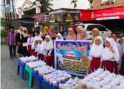 Masuki Tahun Ke-4, UPTD SDN 01 Sarilamak Bagikan Ribuan Pabukoan di Jalan Sumbar-Riau