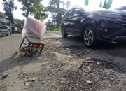 Banyak Lobang, Jalan Khatib Sulaiman Ancam Keselamatan Pengendara 