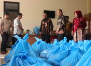 Pj. Walikota Payakumbuh Serahkan Bantuan Sosial