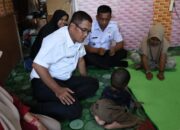 Kunjungi Anak Penderita Hydrosapalus, PJ. Walikota Serahkan Bantuan Kursi Roda