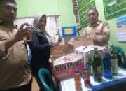 Razia PEKAT, Tim SK4 Kab. 50 Kota Amankan Ratusan Botol Miras Di Dermaga Cafe