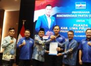 AHY, Ketum Partai Demokrat Serahkan Surat Keputusan Safaruddin calon Bupati dan Darman Sahladi Calon Wakil Bupati Kabupaten Limapuluh Kota