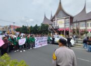 Gelar Aksi Didepan DPRD Payakumbuh, Ratusan Masa Minta Wakil Rakyat Keluar Gedung