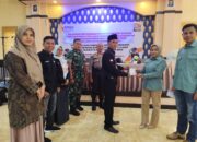 PANWASCAM Payakumbuh Barat Bagikan Buku Saku Bagi Ratusan Pengawas TPS 