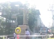 Peringati Hari Pahlawan, Puluhan Murid SDN 21 Payakumbuh Bersihkan dan Berdoa di Tugu Ratapan Ibu