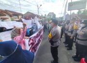 Puluhan Emak-emak Gelar Aksi Damai Didepan BAWASLU Kota Payakumbuh 