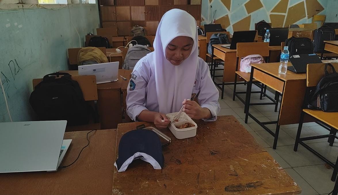 Seorang Pelajar di SLTP N 4 Payakumbuh (SMP Standar) Menikmati Makan Siang atau Bekal Yang Dibawa Dari Rumah. Pelajar Kembali Membawa Bekal Dari Rumah Karena Program Makan Bergizi Gratis (MBG) Mulai Dihentikan Di Kota Payakumbuh Sejak 3 Februari 2025.