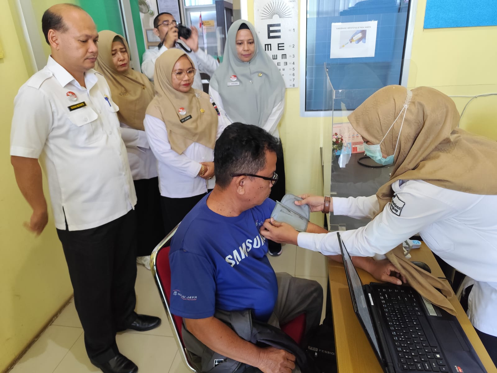 Kepala Dinas Kesehatan Kota Payakumbuh, Wawan Sofianto didampingi Kepala Puskesmas Saat Memantau Pelaksanaan Simulasi Pemeriksaan Kesehatan Gratis di Puskesmas itu, Rabu pagi 12 Februari 2025.