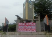 Ancam Blokir Simpang Bypass, Warga Pasang Spanduk di Tugu Kota Sehat 