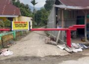 Jalan Menuju Sekolah Ditutup, Santri Lewat Pematang Sawah