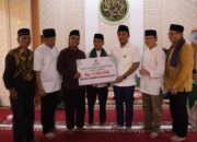 Walikota Payakumbuh Dampingi Wagub Sumbar Serahkan Bantuan Until Mesjid