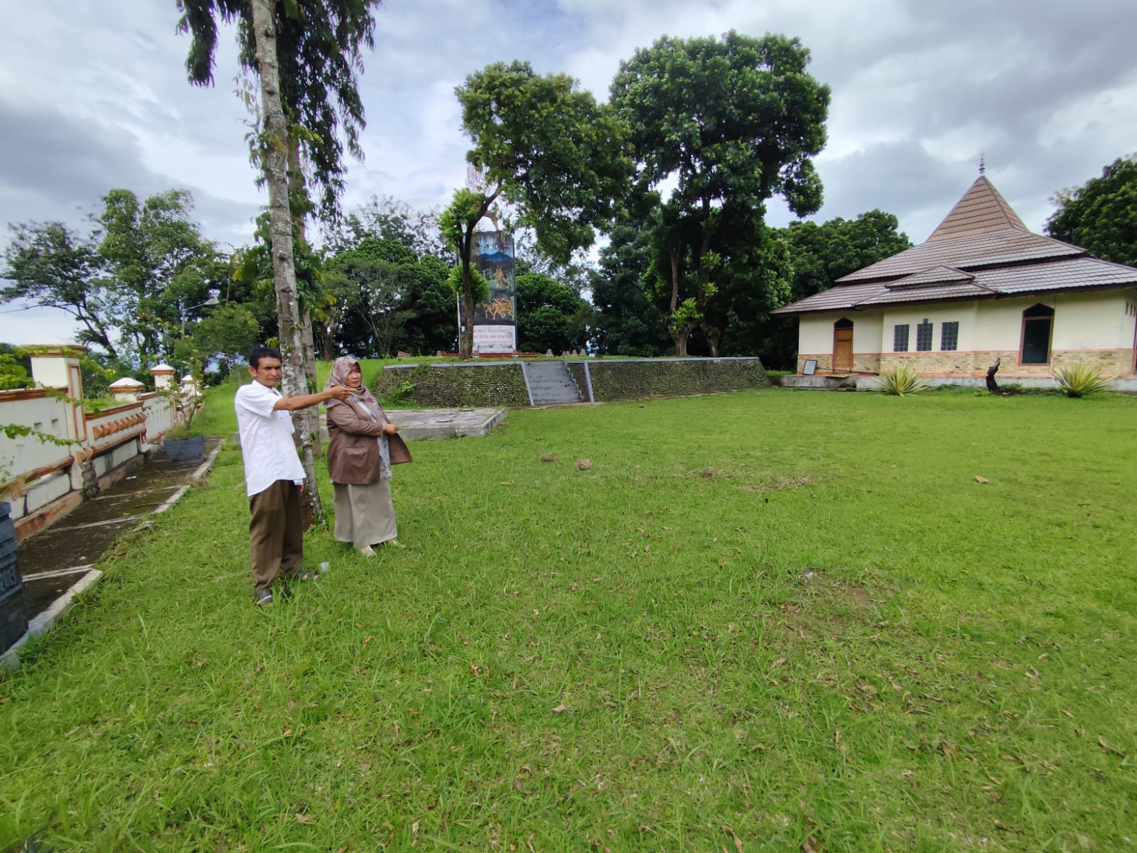J dt. Sinaro Kayo (55) warga Jalan Padat Karya RT. 003 RW. 002 Kelurahan Balai Panjang Kecamatan Payakumbuh Selatan yang mengaku sebagai pemilik tanah seluas 6.955 M3 di Kelurahan Balai Panjang didampingi Kuasa Hukumnya, Dr. Yossi Danti. SH. MH, Cil, saat menunjukkan Tanahnya.