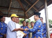 Walikota Payakumbuh Serahkan Bantuan Bagi Anjas Khatib, Korban Kebakaran