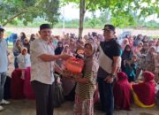 Pengusaha Telur Ayam Serahkan Ratusan Paket Lebaran Bagi Warga Balai Panjang 