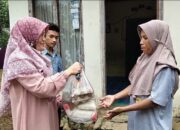 Pintu ke Pintu, SMA N 1 Guguak Bagikan Samba Masak dan Pabukoan Kepada Masyarakat di Nagari
