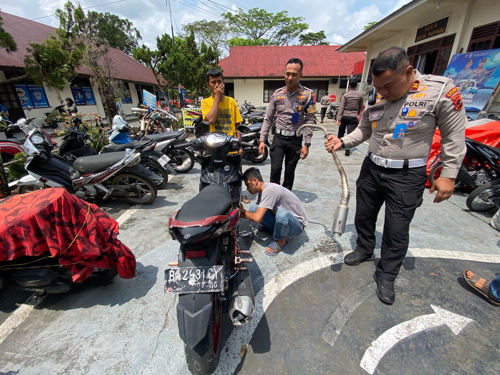 Warga atau Pengendara Roda Yang Terjaring Penertiban Oleh Satlantas Polres 50 Kota, Mengganti Knalpot Racing Dengan Knalpot Standar.