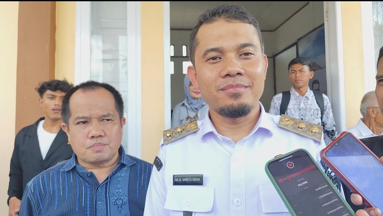 Wakil Bupati Limapuluh Kota, Ahlul Badrito Resha (Kanan) didampingi Mantan Wakil Bupati Limapuluh Kota, Ferizal "Buya" Ridwan usai menghadiri Diskusi Publik bertema 'Membangun Jaringan Internasional dan Menulis di Media' di gedung IPHI Tanjung Pati, Rabu siang 7 Mei 2025.