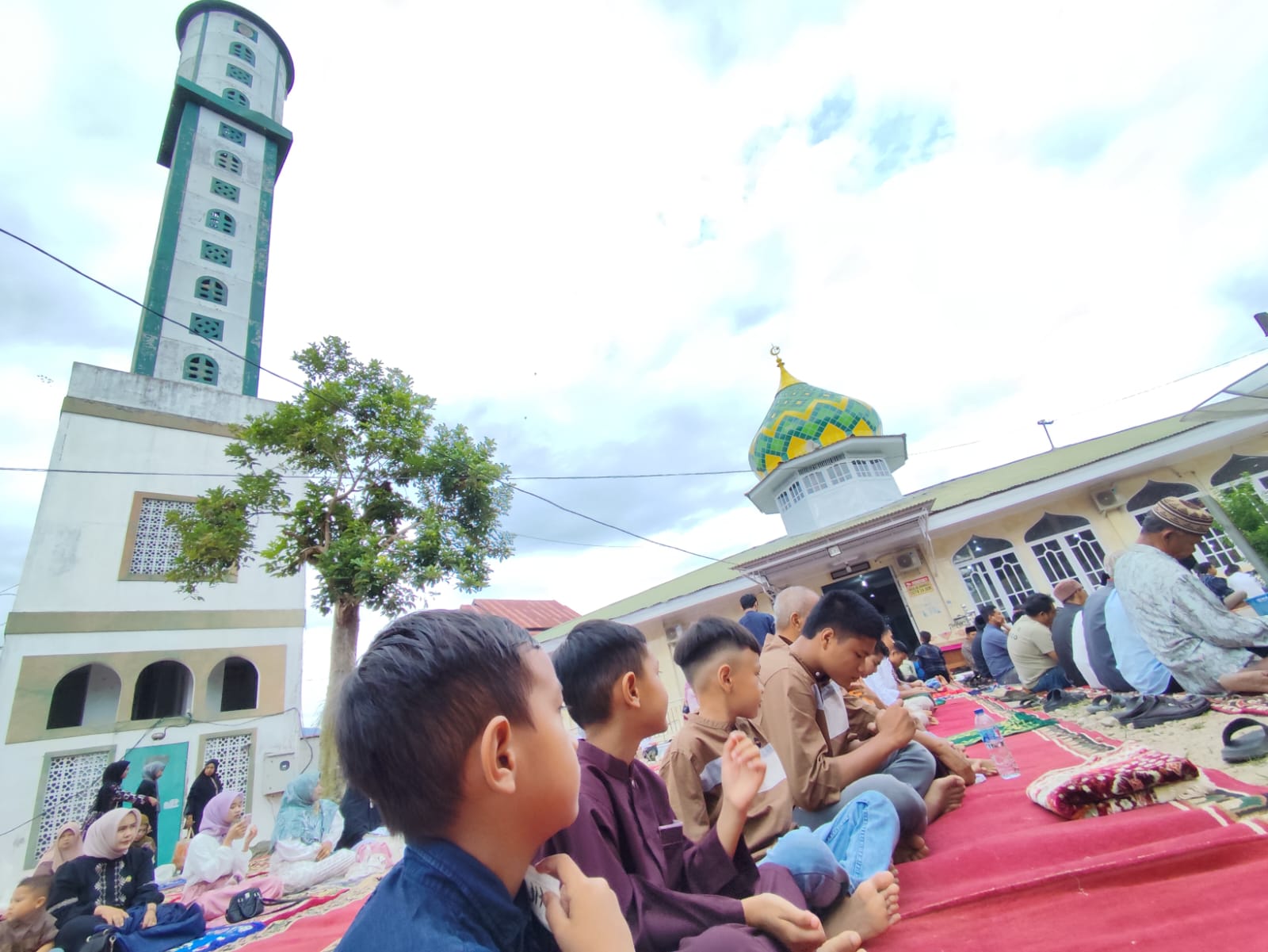 Antusias : Sejumlah Anak-anak di Kelurahan Napar Kecamatan Payakumbuh Utara Kota Payakumbuh Mengikuti Sholat Idul Adha tahun 2025 di Mesjid Hidayah.