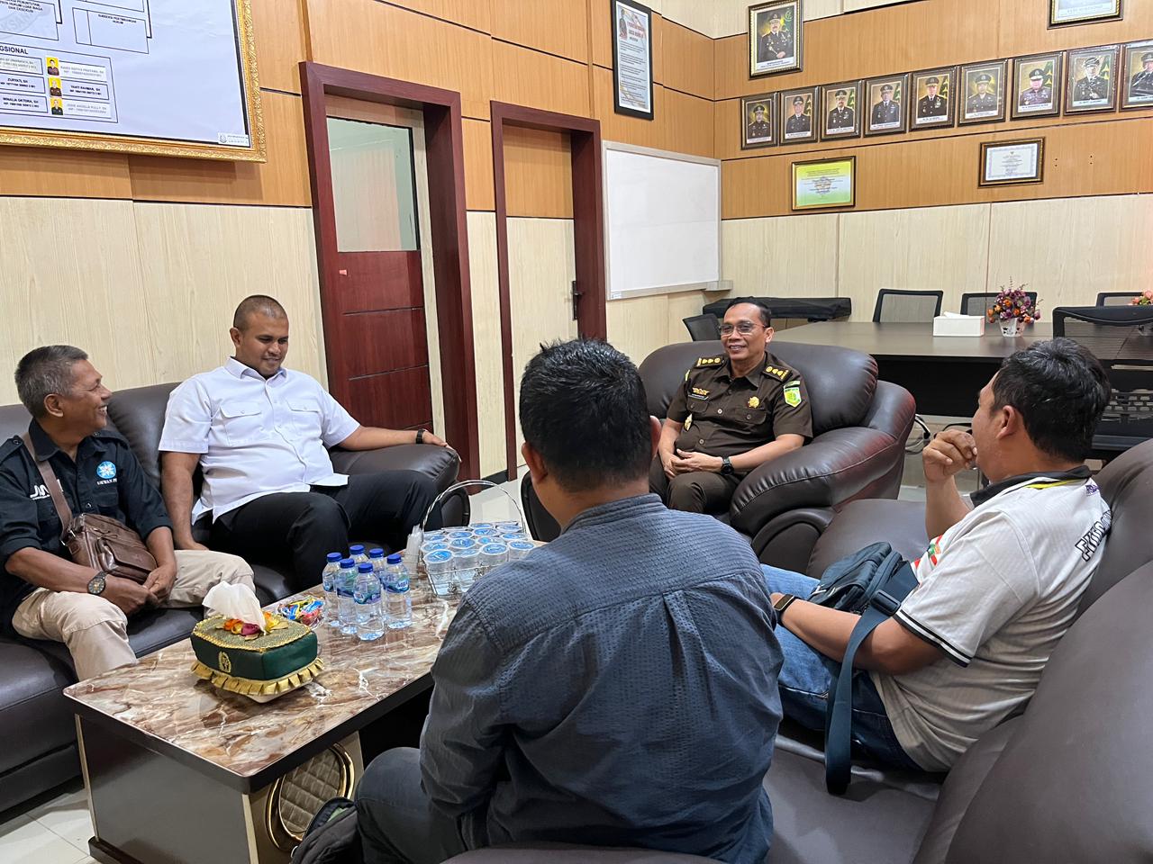 Pelaksana Tugas (Plt) Kepala Kejaksaan Negeri Payakumbuh, Muhammad Ali didampingi Kasi Intel, Hadi Saputra saat Bersilaturahmi Dengan Sejumlah Wartawan di Kantor Kejaksaan.