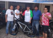 Irfendi Arbi Berikan 1 Unit Sepeda Gunung untuk Hadiah Utama Kim Pada Acara Penutupan Porwaprov 2025