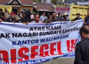 Dari Aksi Unjukrasa di Kantor Wali Nagari Sungai Kamuyang, Hanya Dua Kata: Mundur dari Jabatan Wali Nagari atau Kantor Disegel
