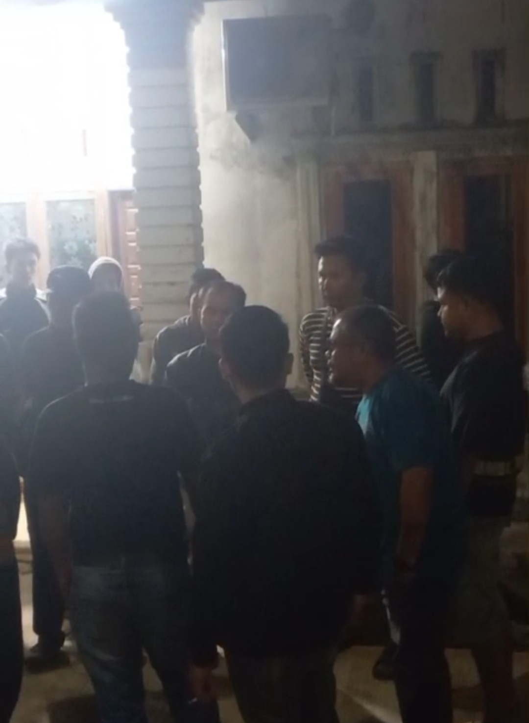 Suasana di Lokasi Pengerebekan Dugaan LGBT di Sebuah Perumahan di Kecamatan Payakumbuh Barat.