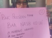 Aksi Ratusan Guru PAUD di DPRD Payakumbuh : Pak Presiden Baa Nasib Kami 