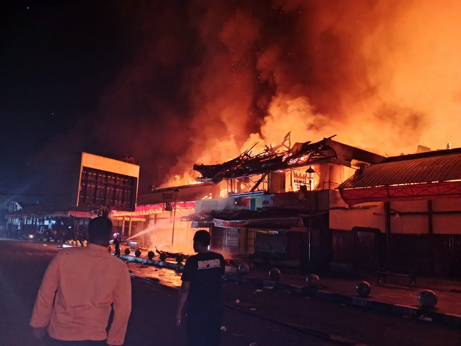 Foto : Pusat Pertokoan Blok Barat Pasar Payakumbuh di Jalan A. Yani yang terbakar pada Selasa shubuh 26 Agustus 2025. (Foto : Alex)