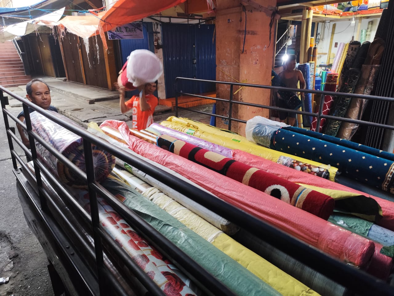 Pedagang Pasar Payakumbuh Blok Timur Mengosongkan Tokonya agar Bisa Dihuni (Dikontrak) Korban Kebakaran di Blok Barat.