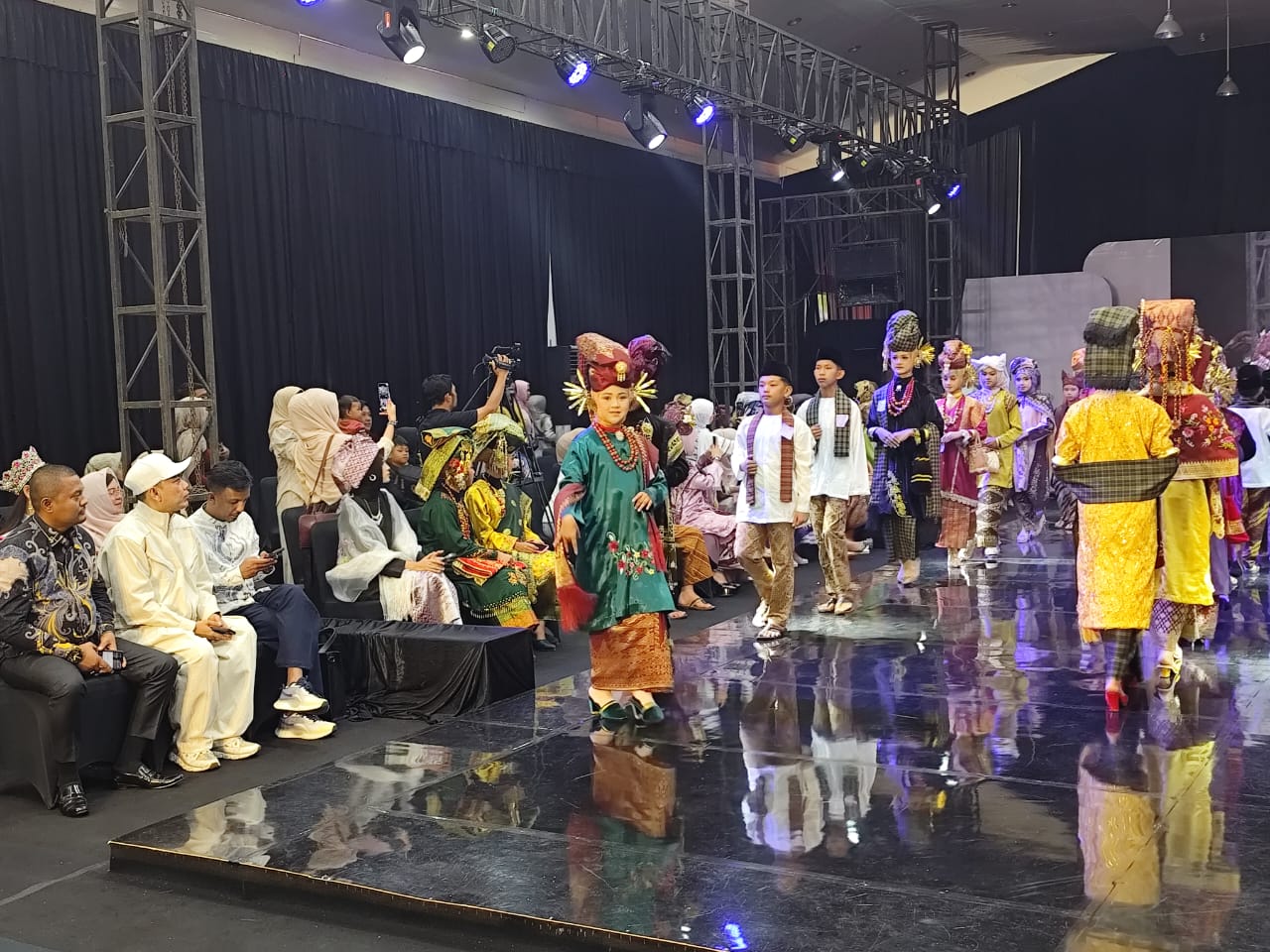 Lomba Baju Bakuruang Basiba Modifikasi Ramaikan Payakumbuh Creative  Festival 2025, Boy Sandy : Kita Dukung Ekonomi Kreatif - Dekade Pos