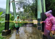 Jembatan Gantung di Suliki Nyaris Putus, Polisi Pasang Police Line