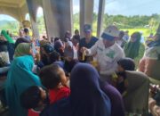 Trauma Healing Sederhana Ala Anggota DPRD Sumbar, Wirman dt. Pangeran, Bagikan Snack Pada Puluhan Anak-anak Korban Bencana 
