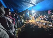 Dimakamkan Malam Hari, Tangis keluarga Lepas Kepergian Bu Lidia 