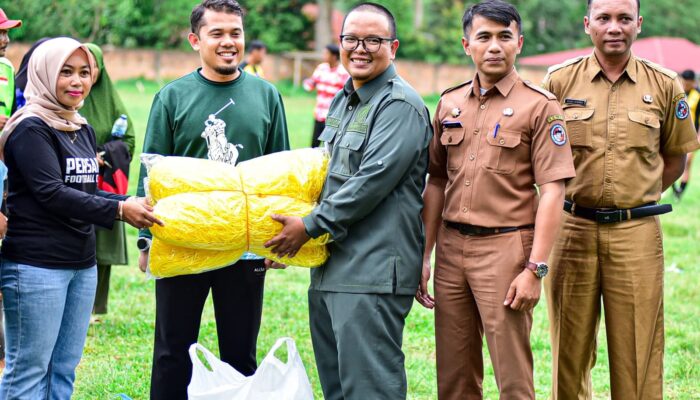 Anggota DPRD Taufik Hidayatullah Ihsan Bantu Perlengkapan Olahraga dari Anak-anak Hingga Lansia