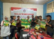 Anggota DPRD Kabupaten 50 Kota Bagikan Jersey Olahraga Bagi Tim Futsal Balai Wartawan 