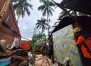 Pohon Tumbang, Rusak Rumah Warga di Kapalo Koto Ampangan 