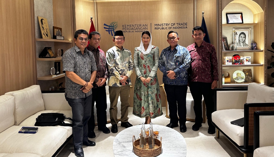 Kadis PU Kota Payakumbuh, Muslim (dua dari kiri) Saat Mendampingi Walikota Payakumbuh Bertemu Wakil Menteri Perdagangan Republik Indonesia.