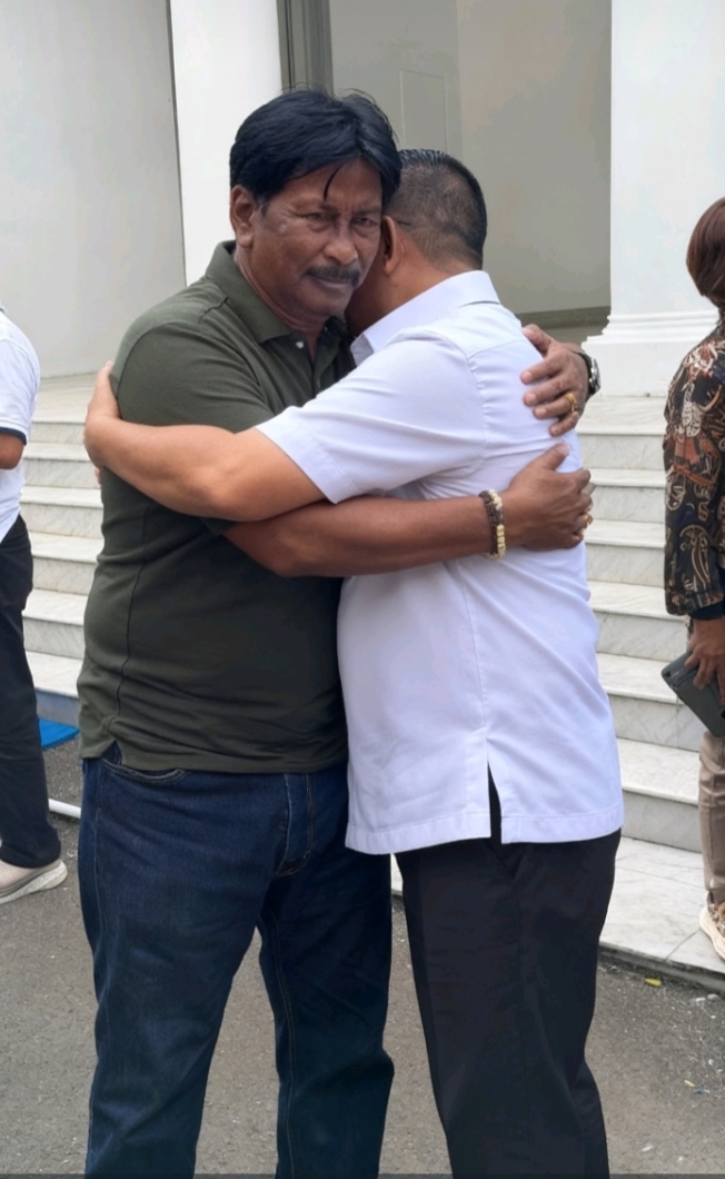 Gubernur Banten, Andra Soni (Kanan) Menyambut Hangat Nasrul Kenong, Wartawan Luak Limapuluh (Kota Payakumbuh dan Kabupaten Limapuluh Kota) Yang Datang Bersilaturahmi Dalam Rangka Hari Pers Nasional Tahun 2026 di Provinsi Banten.