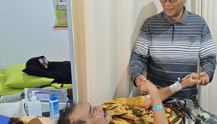 Irfendi Arbi Kunjungi Rekan Wartawan Antoni Surya Roza yang Terbaring Sakit di RSUD dr. Adnan WD Payakumbuh Pasca Mengalami Musibah Kecelakaan