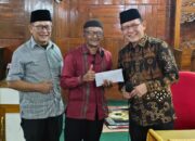 Walikota Payakumbuh Serahkan Bantuan Untuk Mesjid Muslimin Balai Cacang