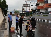 Wujud Syukur di Bulan Ramadhan, Wartawan Parlemen Bukittinggi Bagikan Ratusan Paket Takjil ke Pengguna Jalan