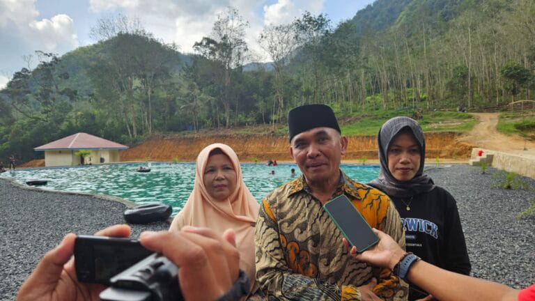 Ketua PERWANALIKO, Idris (tengah) Yang Juga Alumni HMI.