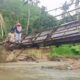 Foto : Warga Melintasi Jembatan Gantung Beberapa Bulan Lalu Sebelum Adanya Perbaikan.