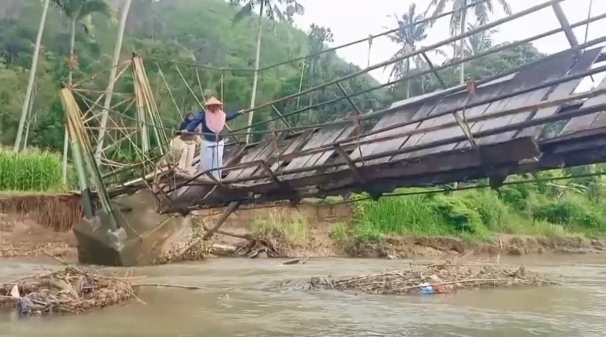 Foto : Warga Melintasi Jembatan Gantung Beberapa Bulan Lalu Sebelum Adanya Perbaikan.