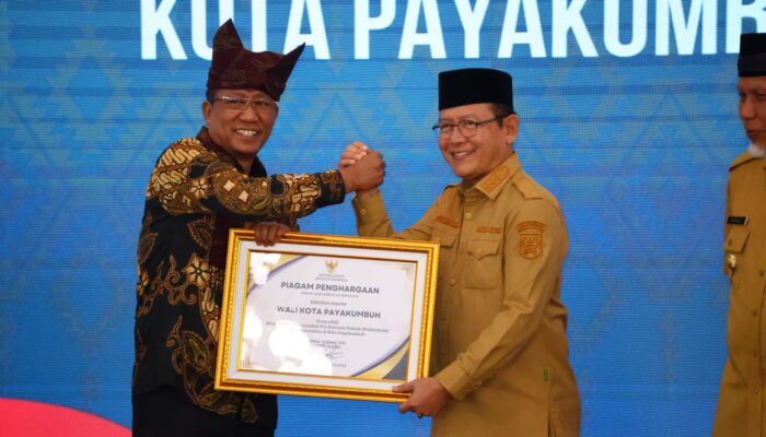 Dukung Pembentukan Posbakum, Walikota Payakumbuh Dapat Penghargaan Dari Menteri Hukum