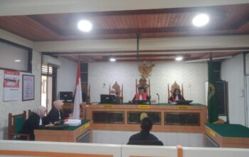 Terdakwa Rino Saat Menjalani Sidang di Pengadilan Negeri (PN) Kota Payakumbuh.