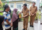 Ratusan Kepala Keluarga Di Payakumbuh Terima Bantuan Cadangan Beras Pemerintah