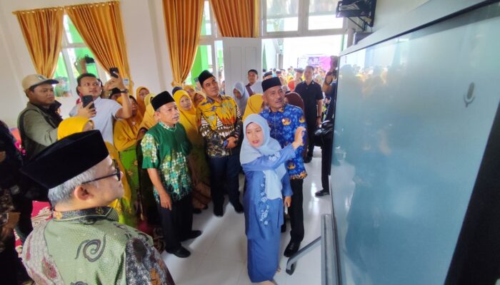 Dukung Digitalisasi Pembelajaran Pemerintah Pusat Bakal Tambah IFP Bagi Satuan Pendidikan