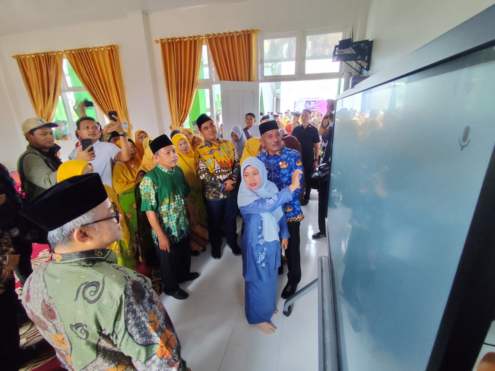 Menteri Pendidikan Dasar dan Menengah, Abdul Mu'ti (Pakai Peci, Paling Kiri) Saat Melihat Guru Mengoperasikan IFP di sela-sela Peresmian Revitalisasi Satuan Pendidikan di TK Aisyiyah Komplek Perguruan Hj. Yuliana, Sarilamak Kecamatan Harau Kabupaten Limapuluh Kota.